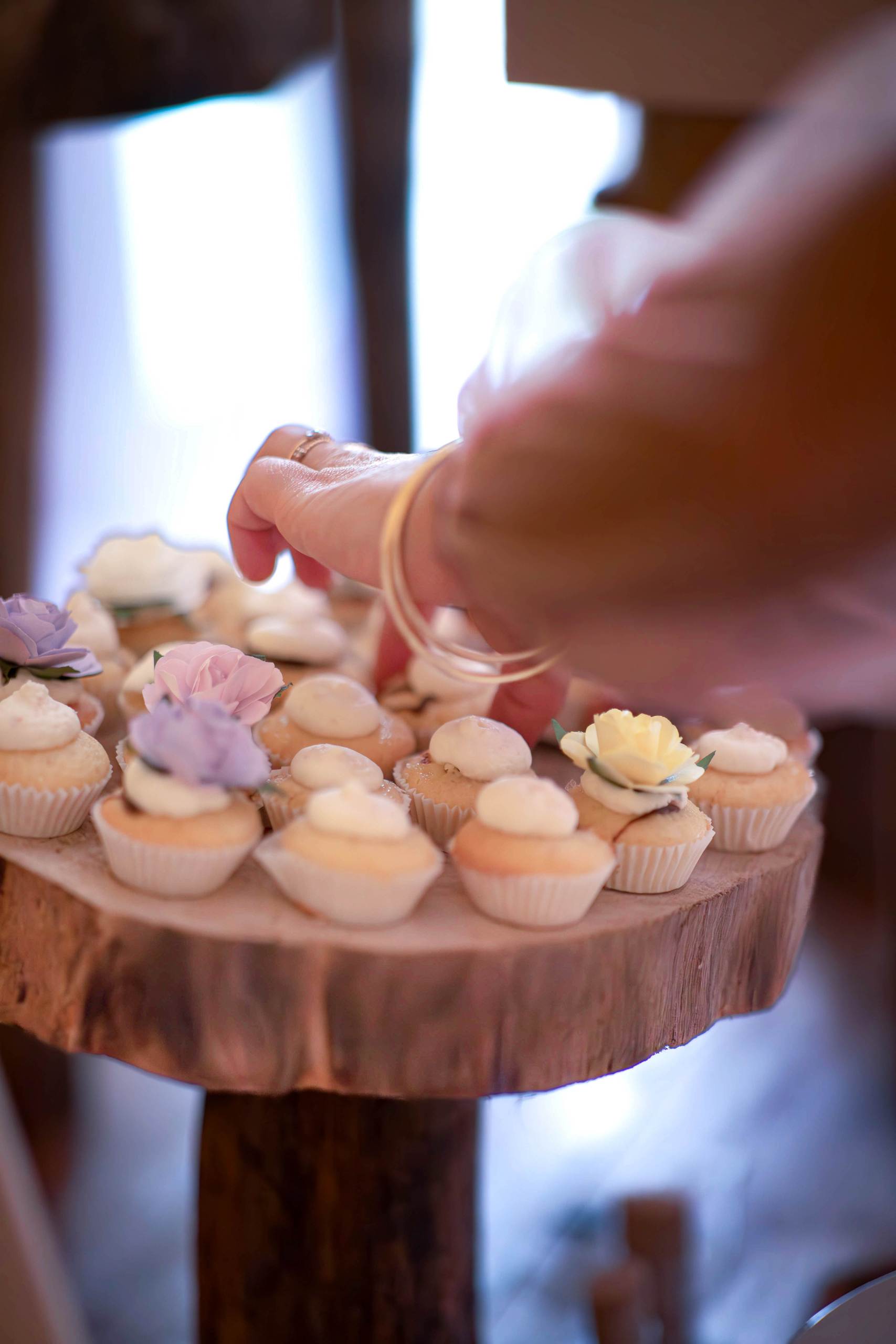 photographe qui capture la témoin qui se sert une jolie mignardise