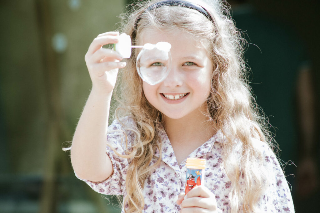 petite fille qui fait une bulle lors du mariage