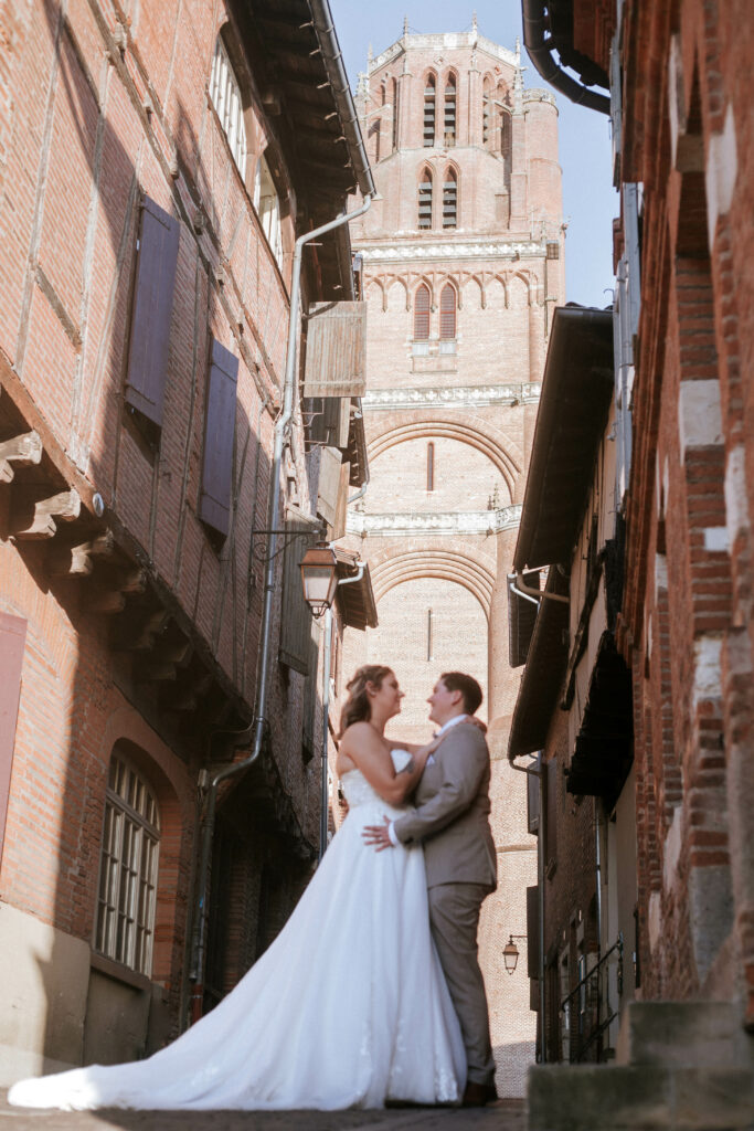 Mariées devant la cathédrale Sainte-Cécile, à Albi