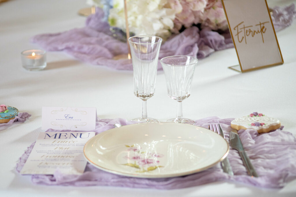 belle tablée de mariage, sur les couleurs violet pastel, lavande, avec décoration vintage