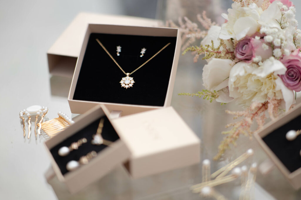 Bijoux, parures pour la mariée, photographe de mariage albi