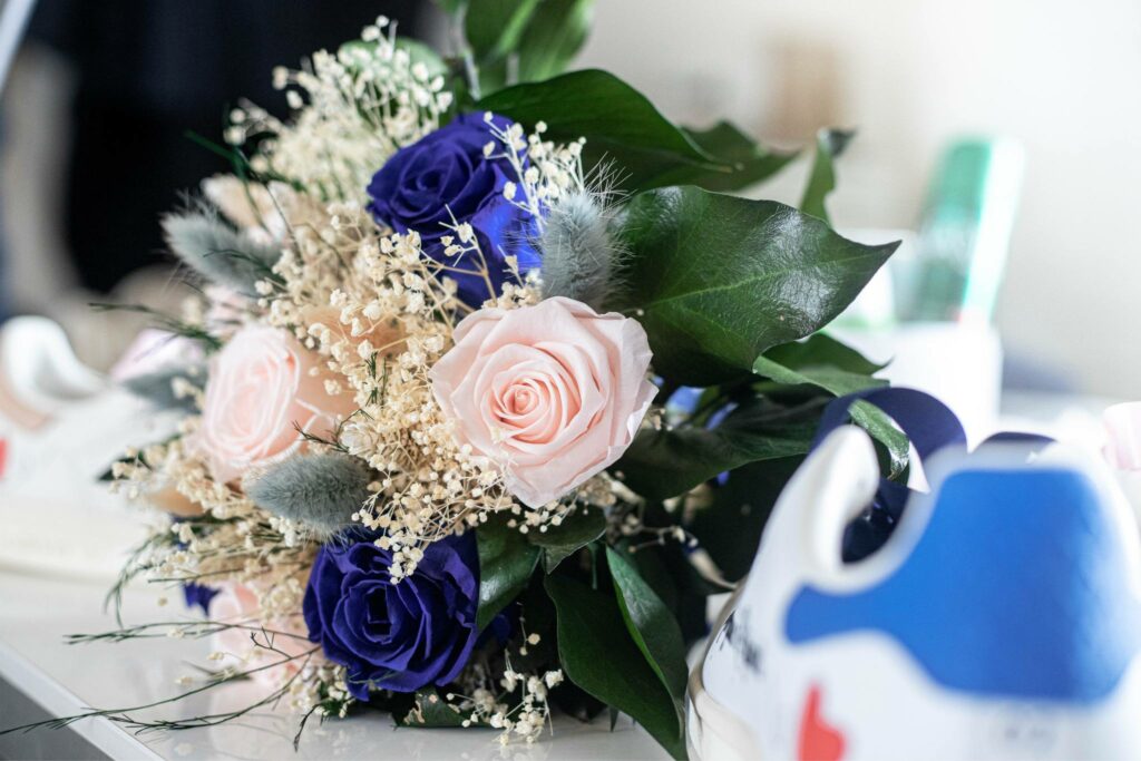 fleurs mariage bleues et roses