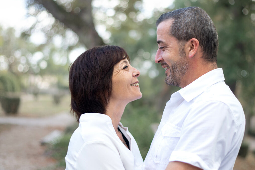 futurs mariés lors de leur séance photo d'engagement