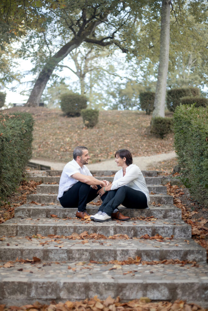 futurs mariés lors de leur séance d'engagement, dans le décors d'automne, du parc Foucaud à gaillac