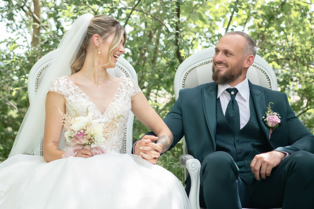 regard amoureux des mariés durant la cérémonie