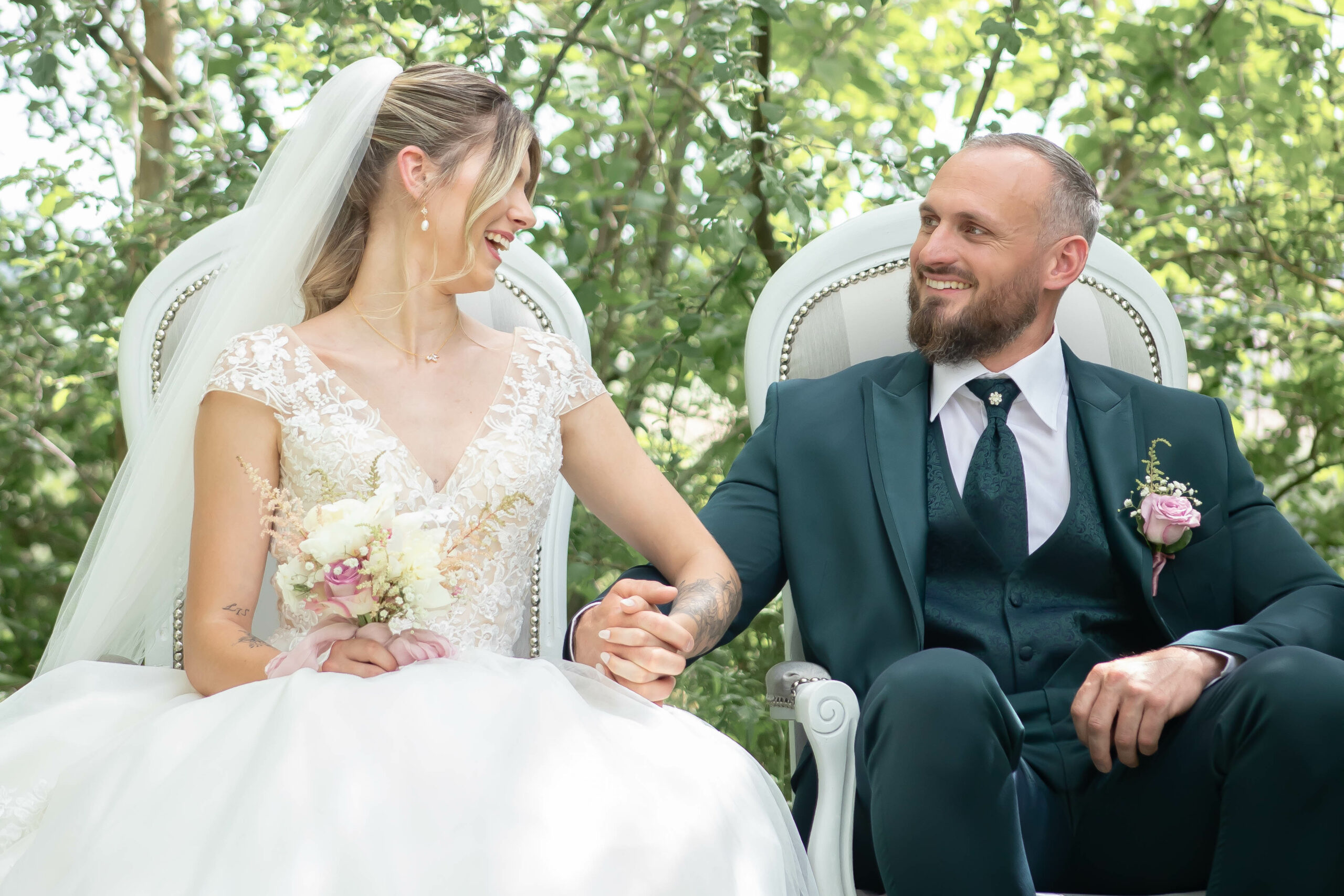 regard amoureux des mariés durant la cérémonie