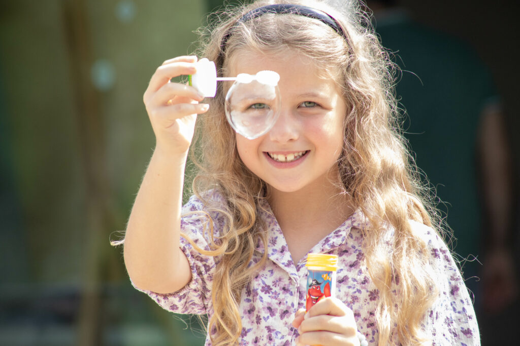 Petite fille qui fait une bulle, lors du mariage