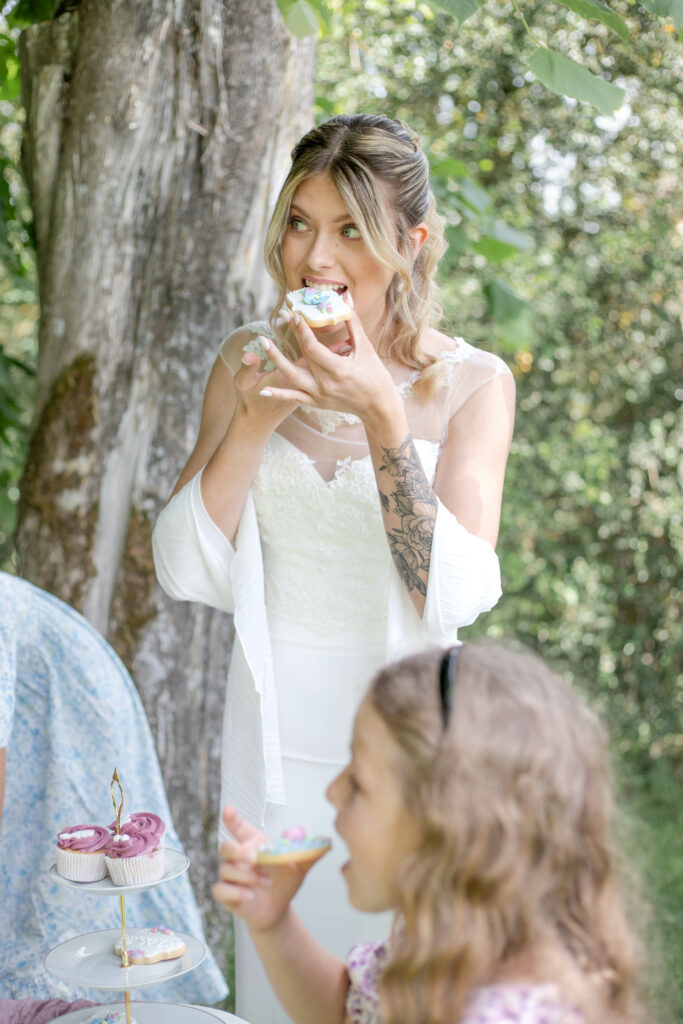 pause gouter, salon de thé en extérieur lors du mariage dans le domaine