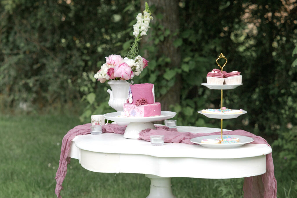 Petite pause gourmande, dans un esprit salon de thé en plein air au domaine du mariage