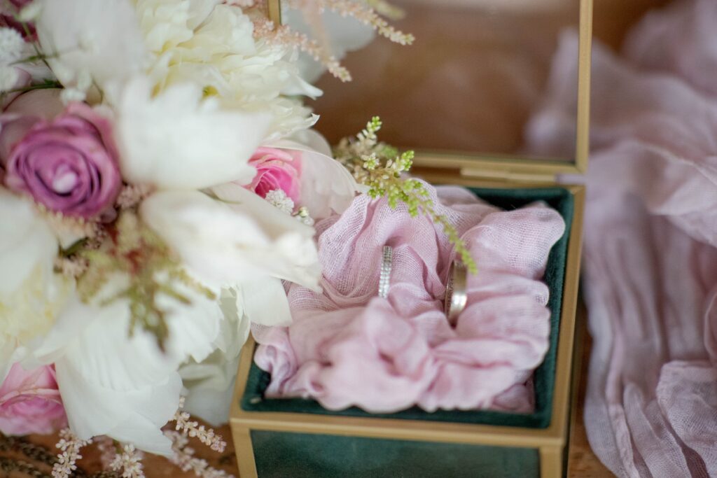 écrin des alliances avec le bouquet de mariage en harmonie