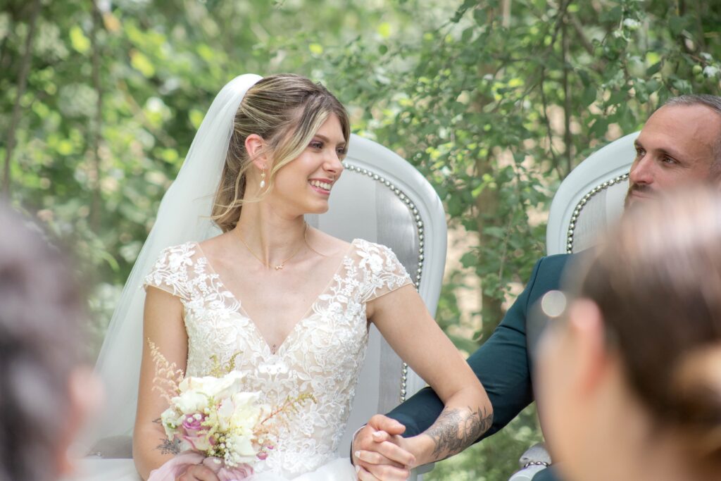 Mariée en robe blanche tenant la main de son marié lors d'une cérémonie de mariage à Castres