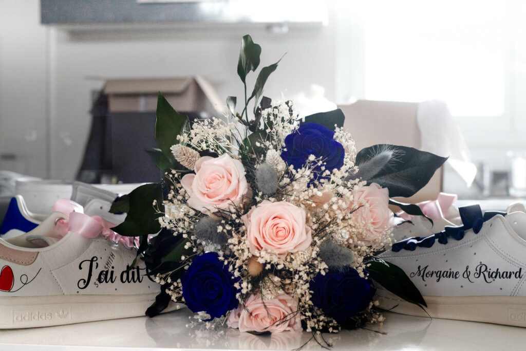 bouquet de mariage de fleurs roses et bleues